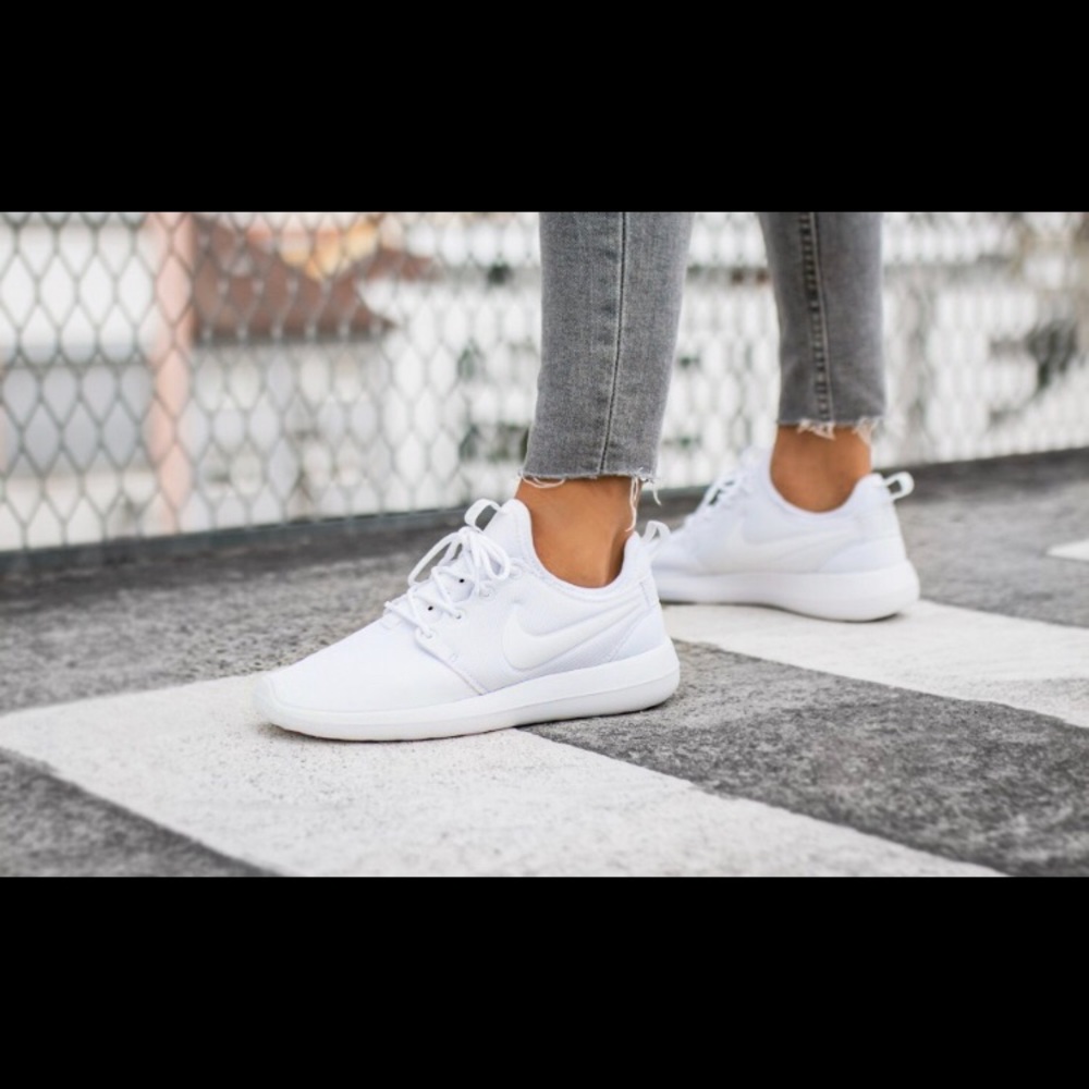 White nike roshes